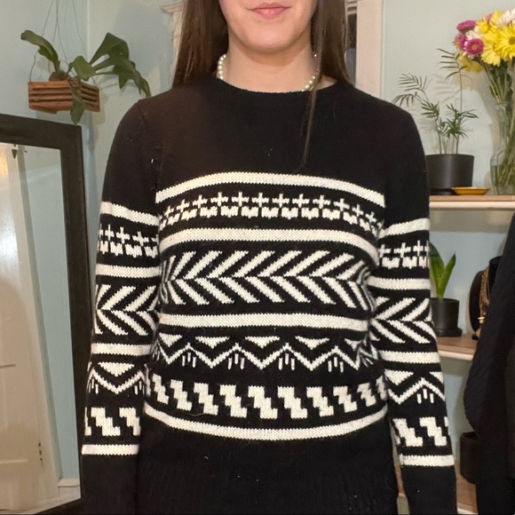 Black & White Patterned Sweater - Picture 6 of 10